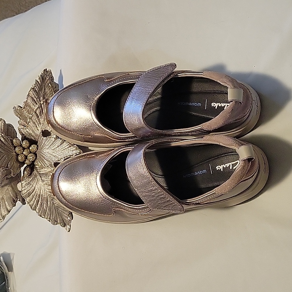 Clarks Wave Walk Metallic Mary Jane, Velcro Strap Shoes. Size 9.5
